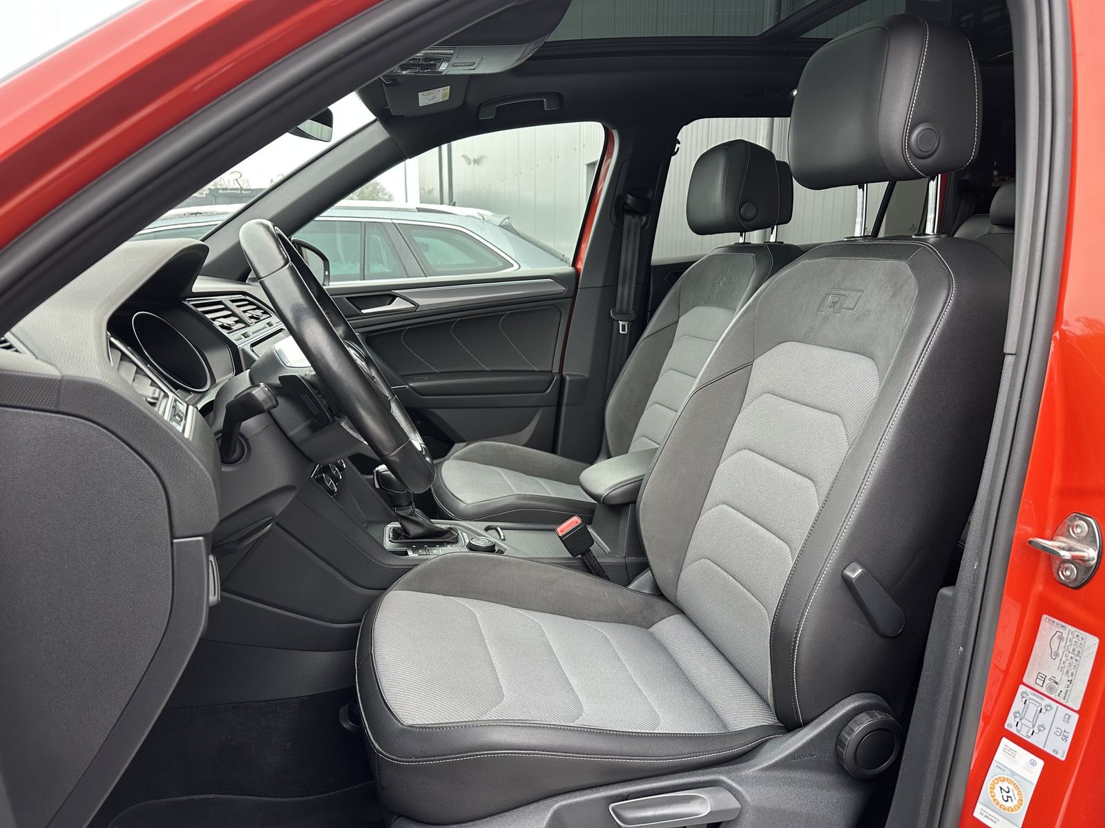 Fahrzeugabbildung Volkswagen Tiguan Allspace 4M R-Line NAV+LED+PANO+AHK+ACC