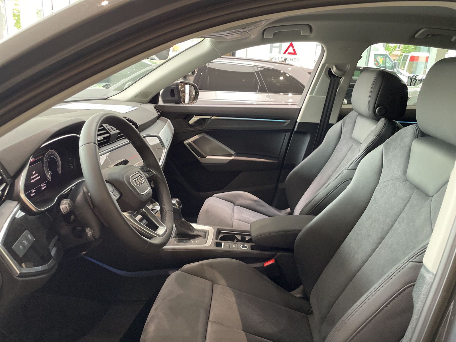 Fahrzeugabbildung Audi Q3 45 TFSI e S tronic Matrix ACC Navi Kamera