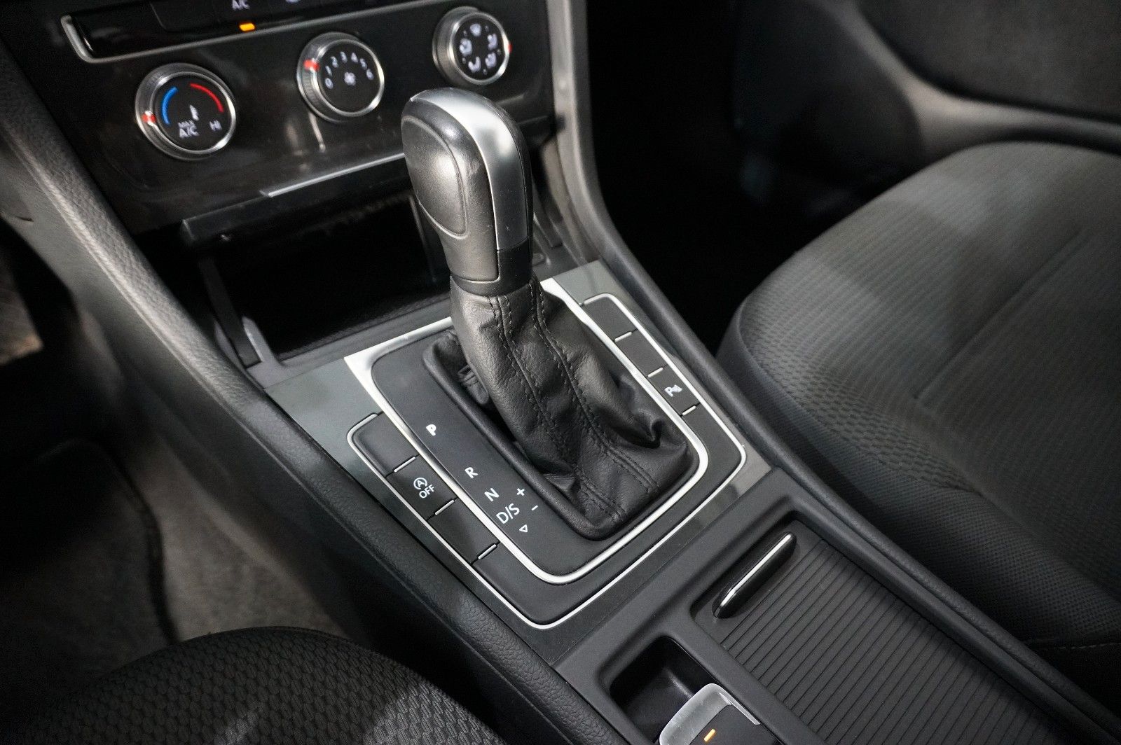 Fahrzeugabbildung Volkswagen Golf VII Lim. 2.0 TDI COMFORTL. DSG NAVI/LED/ACC