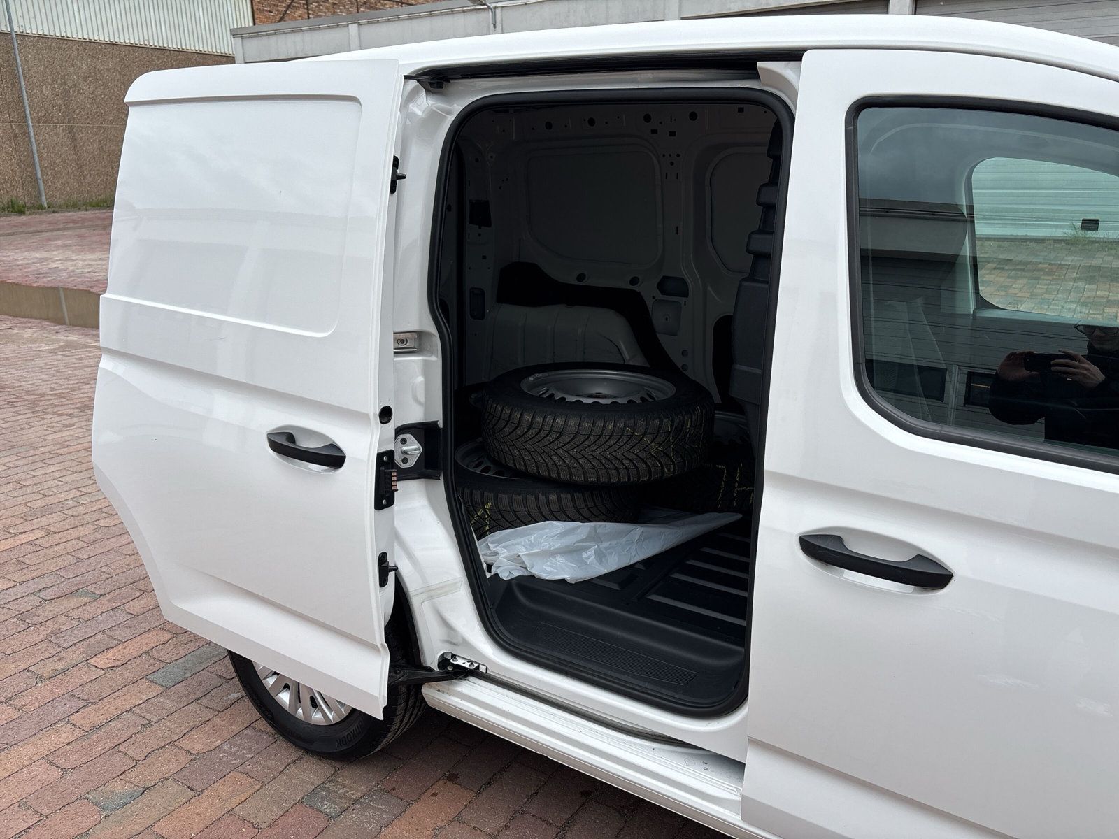 Fahrzeugabbildung Volkswagen Caddy Cargo 2.0 TDI PDC vo. + hi.