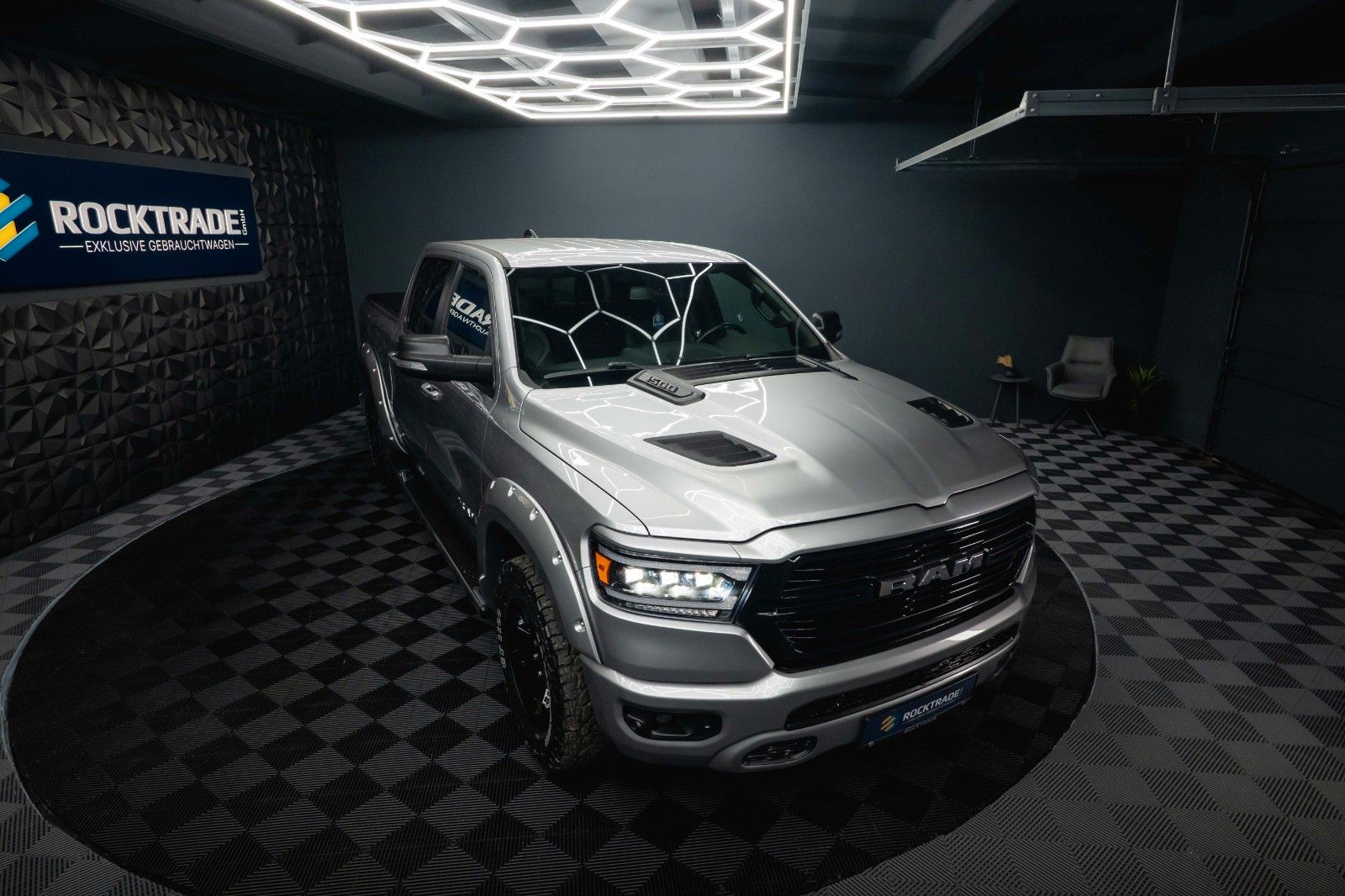 Fahrzeugabbildung Dodge RAM 5.7 V8 HEMI 4x4 OFFROAD Night-Paket *LED*19%