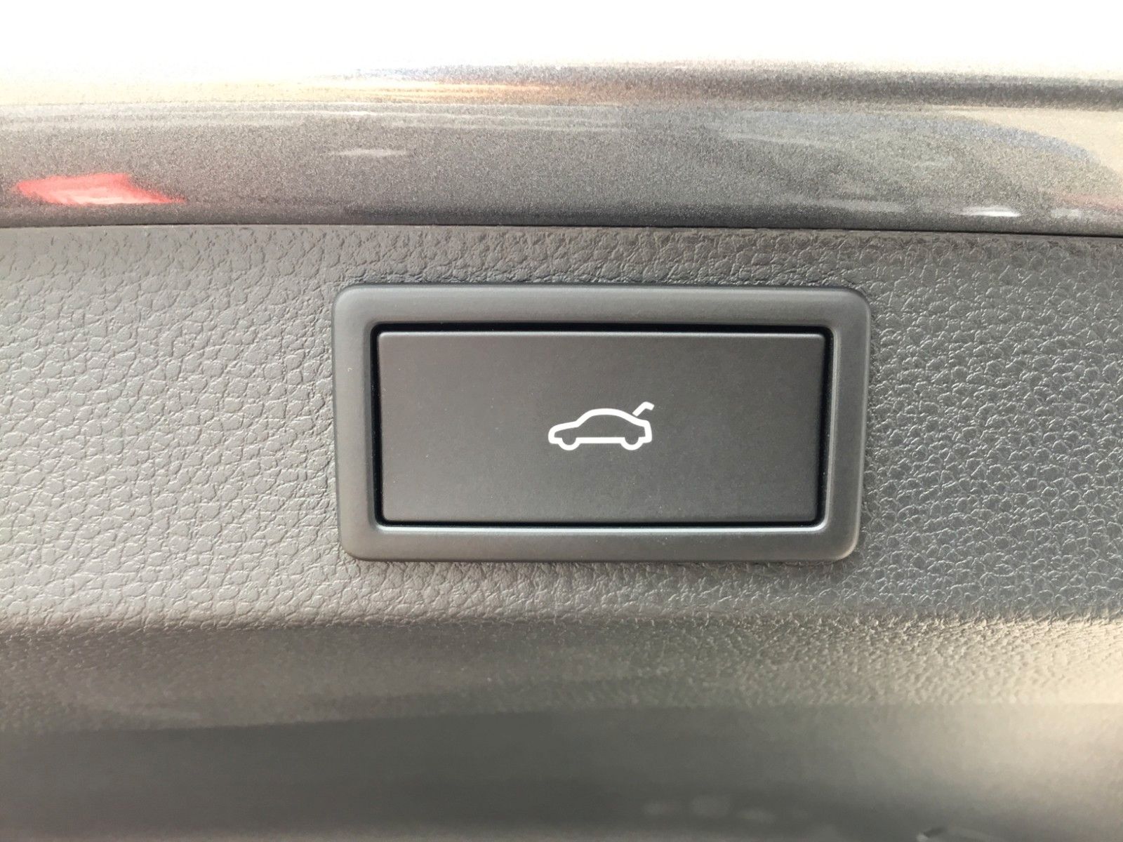 Fahrzeugabbildung SKODA Karoq 2.0l TSI DSG 4x4 Sportline+AHK+Matrix+Pano