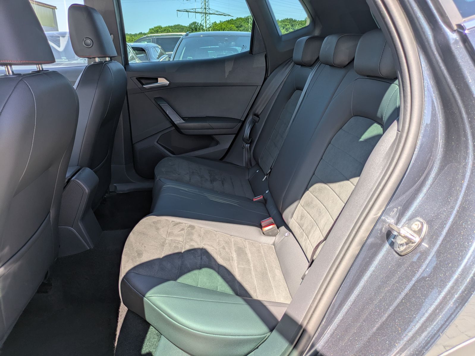 Fahrzeugabbildung SEAT Arona 1.0 TSI FR DSG AHK*ACC*LED*APP*DAB*KAMERA