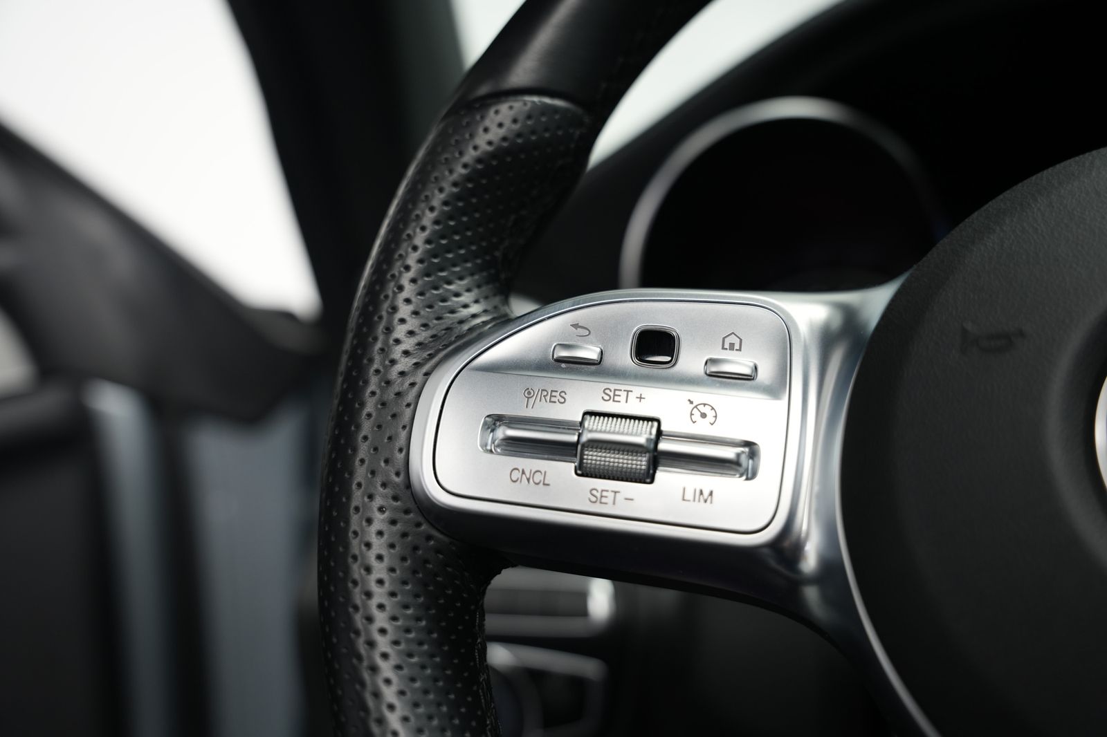 Fahrzeugabbildung Mercedes-Benz C 220d *AMG*Panorama*Ambiente*MBUX*SHZ*