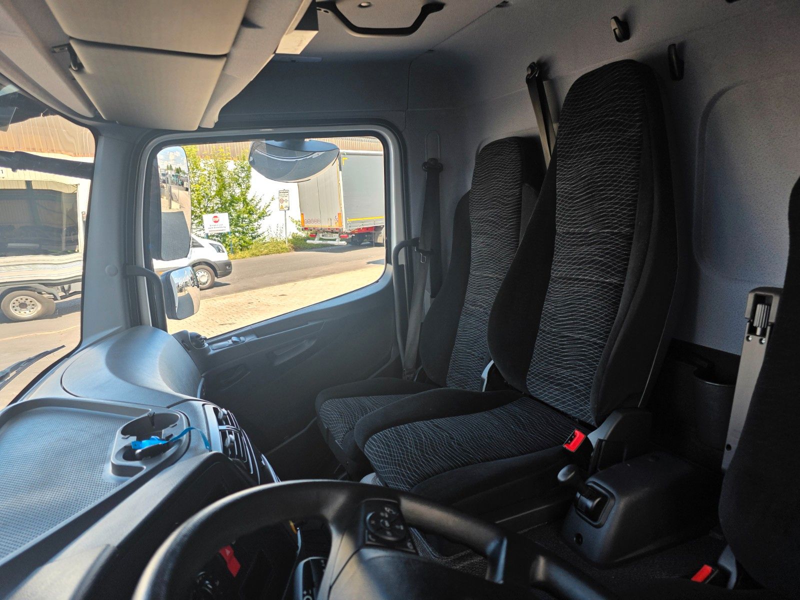 Fahrzeugabbildung Mercedes-Benz Atego 818 L Koffer+LBW Klima 3 Sitze