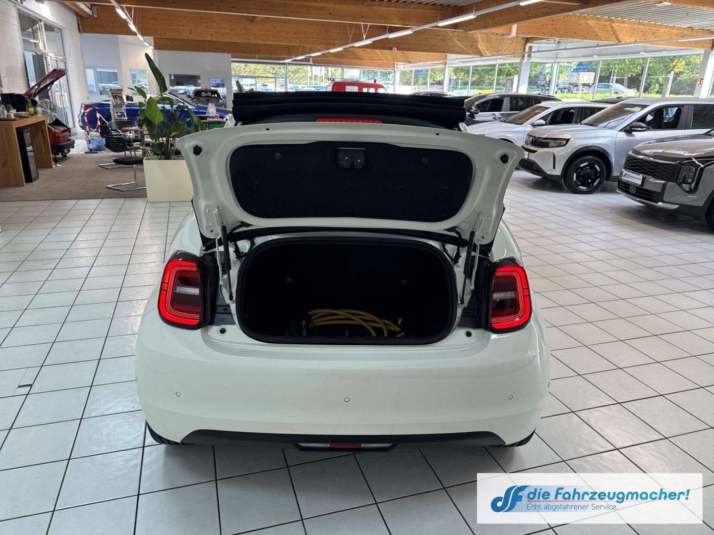 Fahrzeugabbildung Fiat 500e Apple CarPlay Android Auto Klimaautom Fahre