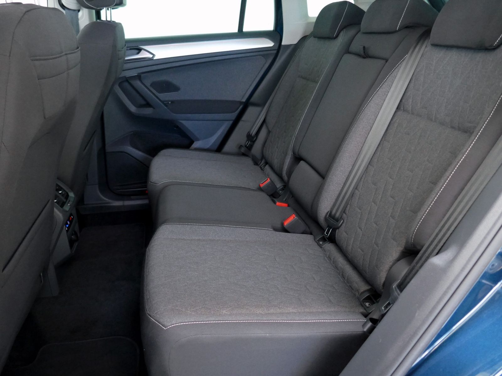 Fahrzeugabbildung Volkswagen Tiguan MOVE 1.5 TSI DSG | LED AHK RFK ACC