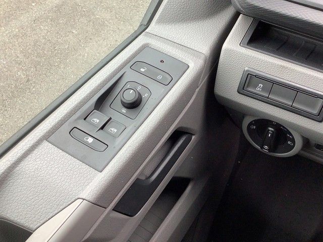 Fahrzeugabbildung Volkswagen T6.1 Transporter TDI Kasten SHZ AHK RFK GRA KLIM
