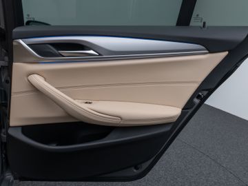 Fahrzeugabbildung BMW 530e xD Kamera Laser HUD DAB HiFi AHK ACC Komfor