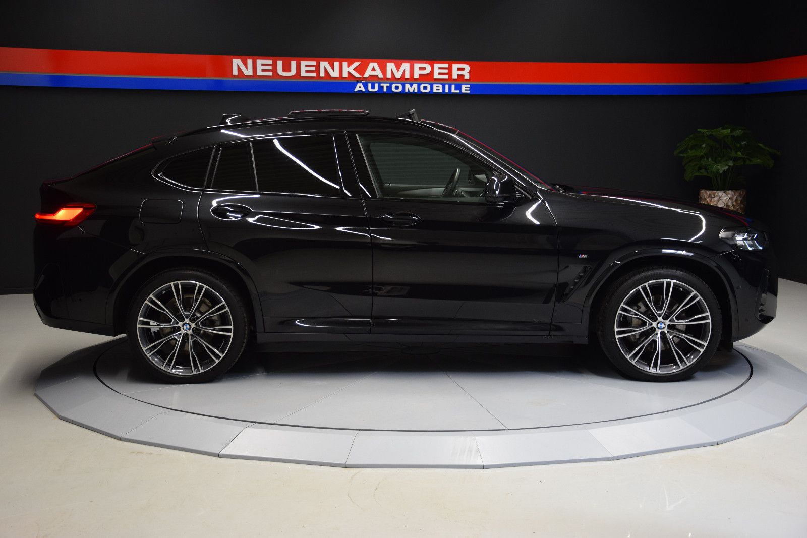 Fahrzeugabbildung BMW X4 xDrive 30 d M Sport ACC Pano Leder AHK STHZ