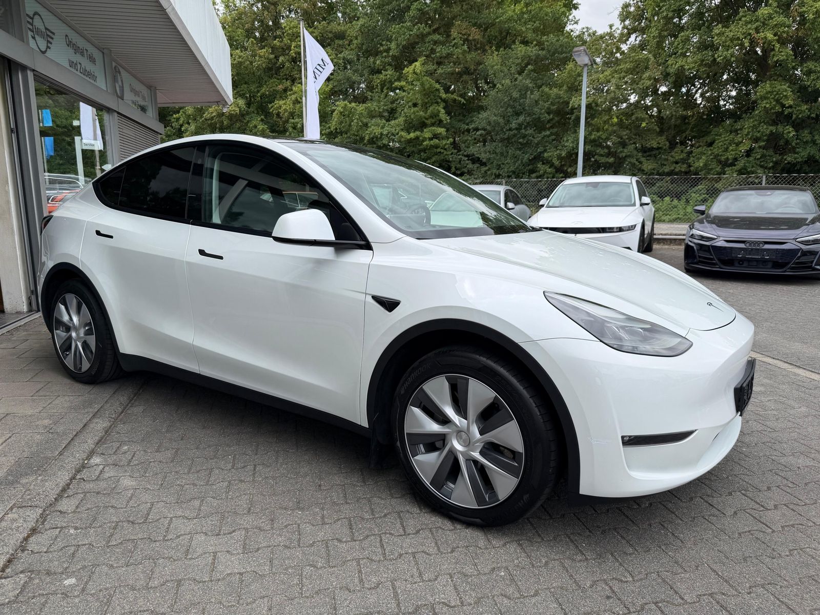 Fahrzeugabbildung Tesla Model Y LR Dual AWD PANO+STDHZ+NAVI+LED+ACC+19"+