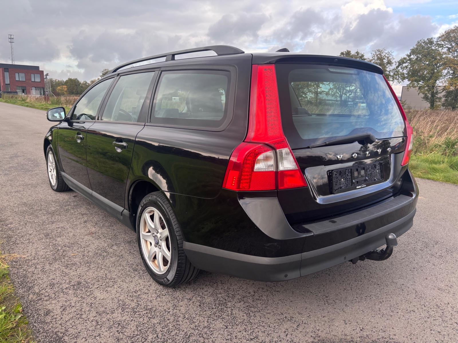 Volvo V70 2010 — interior