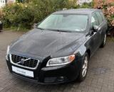 Volvo V70 Kombi 2.5MomentumLederSitzheizungBIXENON AHK - Volvo V70 mit Benzin-Antrieb: Leder