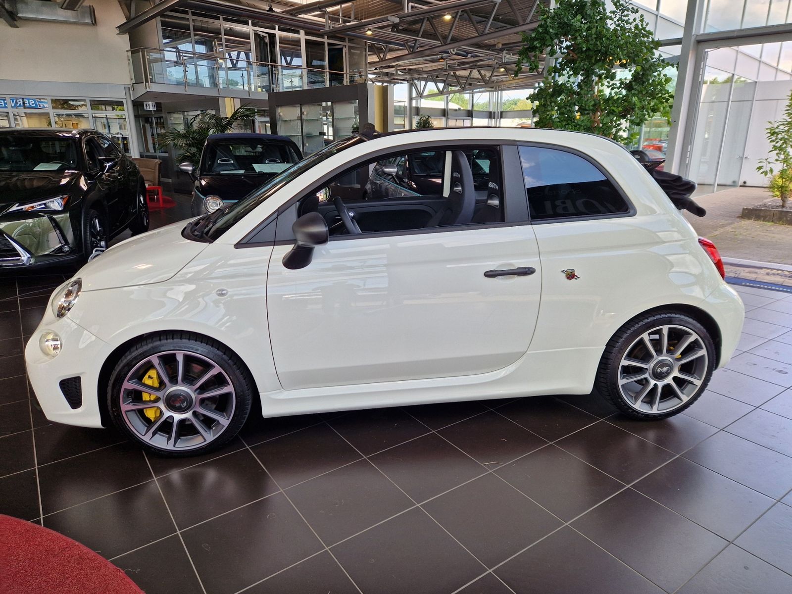 Fahrzeugabbildung Abarth 695C Turismo BEATS NAVI LEDER