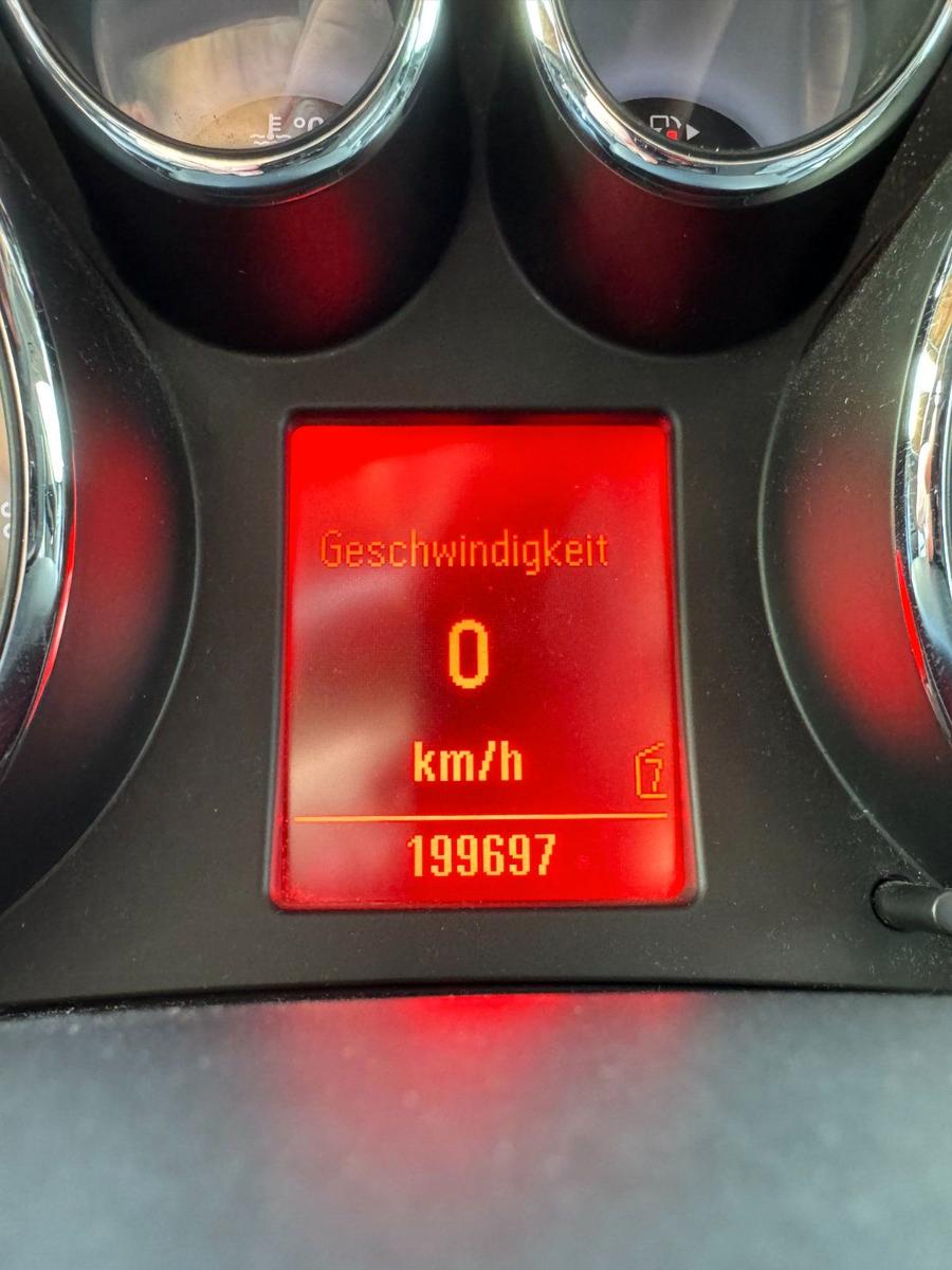 Opel Insignia 2011 — photo 10