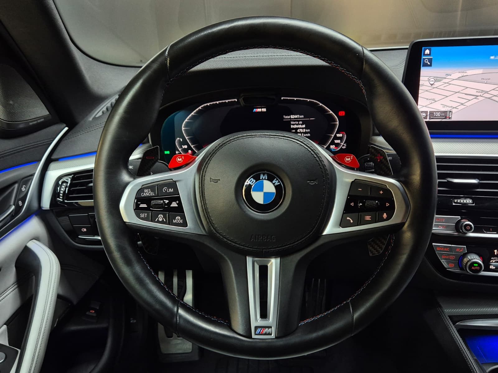 Fahrzeugabbildung BMW M5 Lim. >CARBON+SOFT+LED+HEAD+H&K+MEMO+ACC+360°+