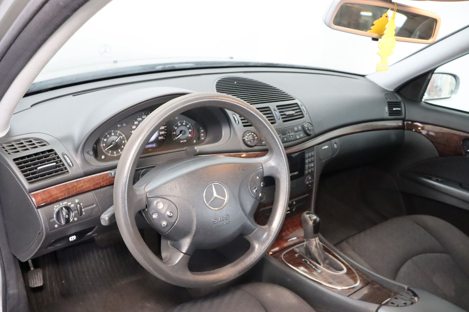 Fahrzeugabbildung Mercedes-Benz E 200 KOMPRESSOR Automatik * Klimaautom. *