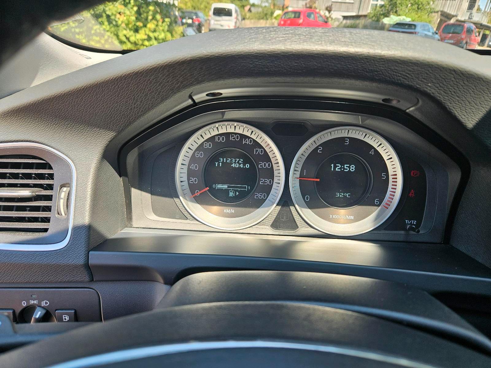 Volvo V60 2011 — photo 11