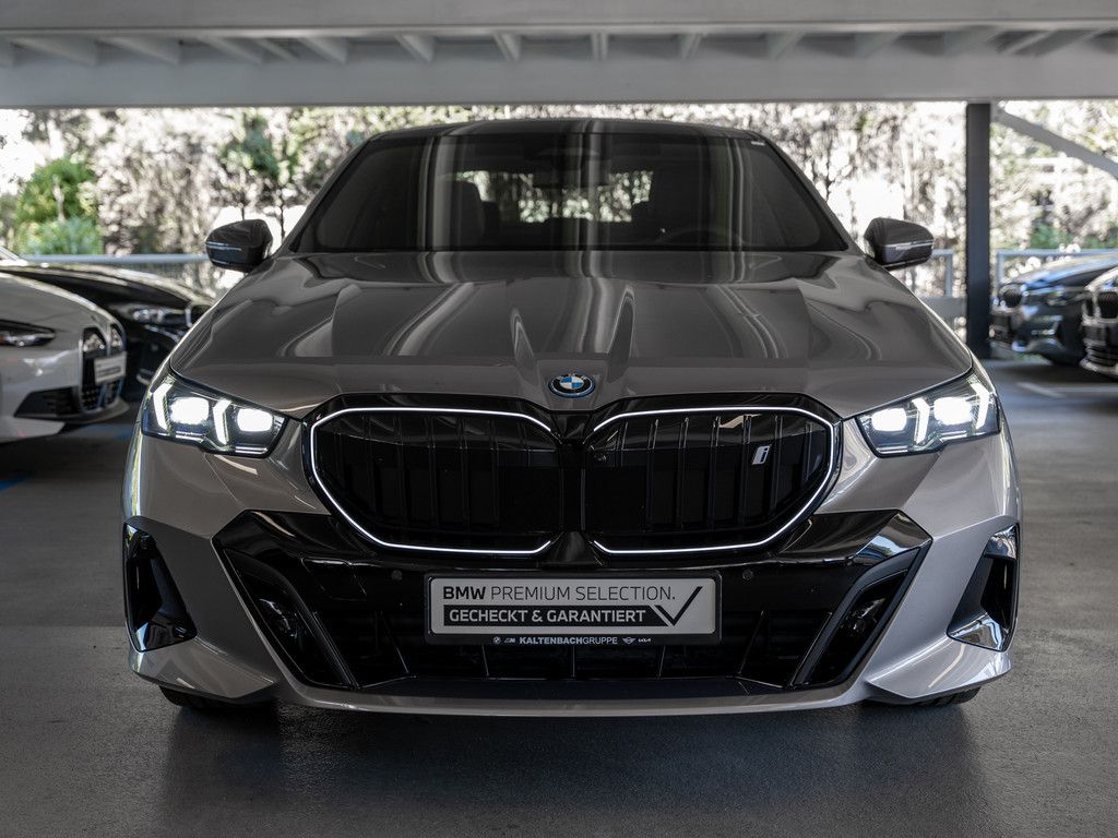 BMW i5 40 xDrive M-Sport Pro PANO AHK B&W HUD ACC imagem 3