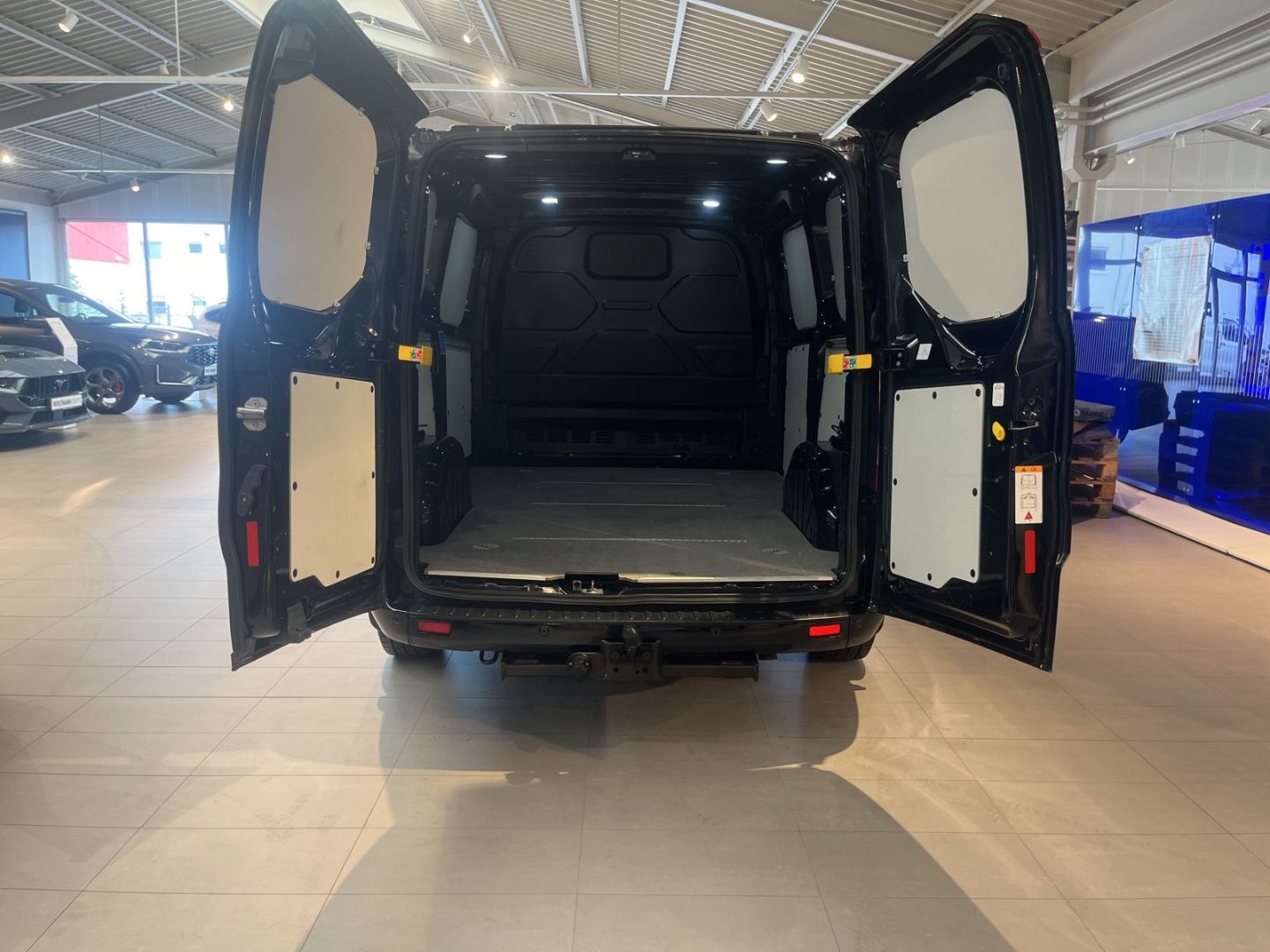 Fahrzeugabbildung Ford Transit Kasten 300 L1 Trend 2.0 TDCi EU6d  DAB
