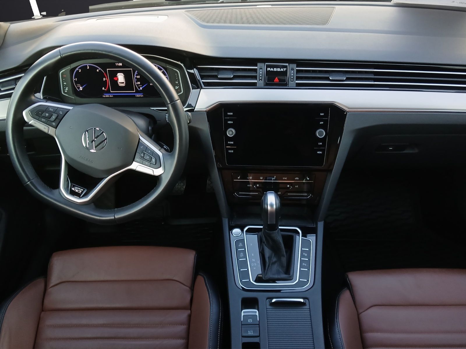 Fahrzeugabbildung Volkswagen Passat Variant TDI R-Line DSG Matrix AHK Navi Le