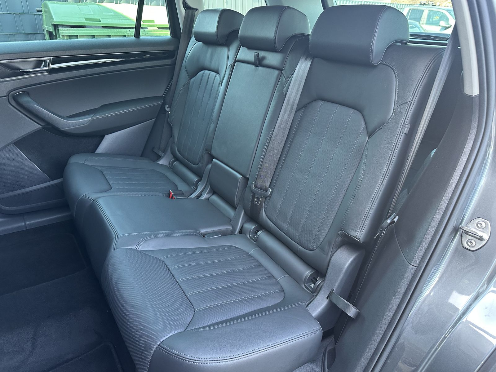 Fahrzeugabbildung SKODA Kodiaq 4x4 L&K NAV+MATRIX+360+PANO+AHK+STANDHEIZ