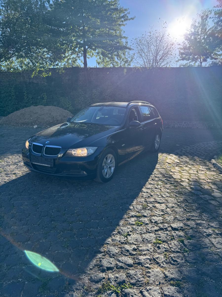 BMW 318 2006 — rear view