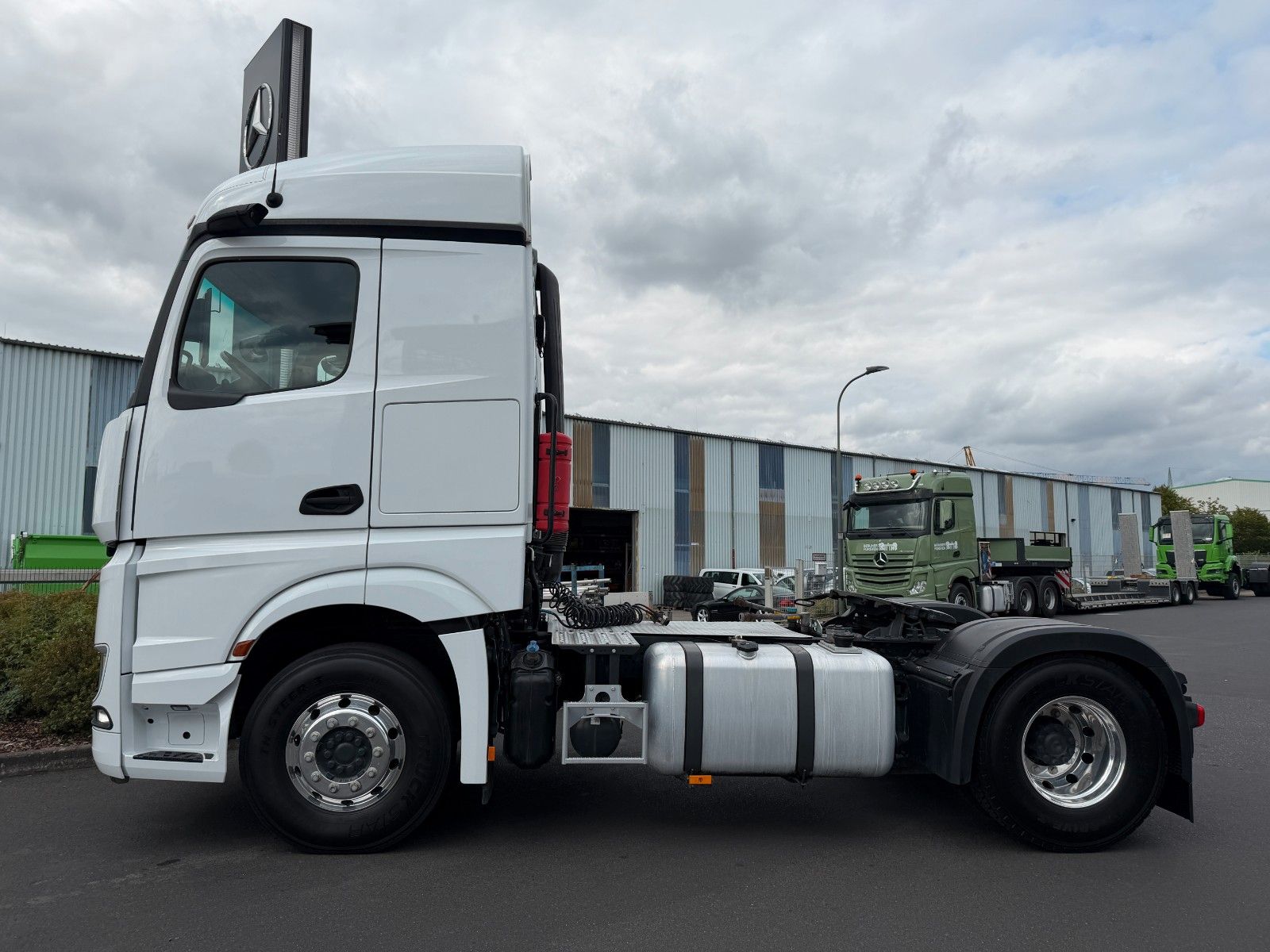 Fahrzeugabbildung Mercedes-Benz Actros 1846 LS Hydraulik, ADR, 2 x Nebenantrieb