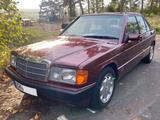 Mercedes-Benz 190E 2.6 - Mercedes-Benz 190 mit Benzin-Antrieb: Limousine, 2.6