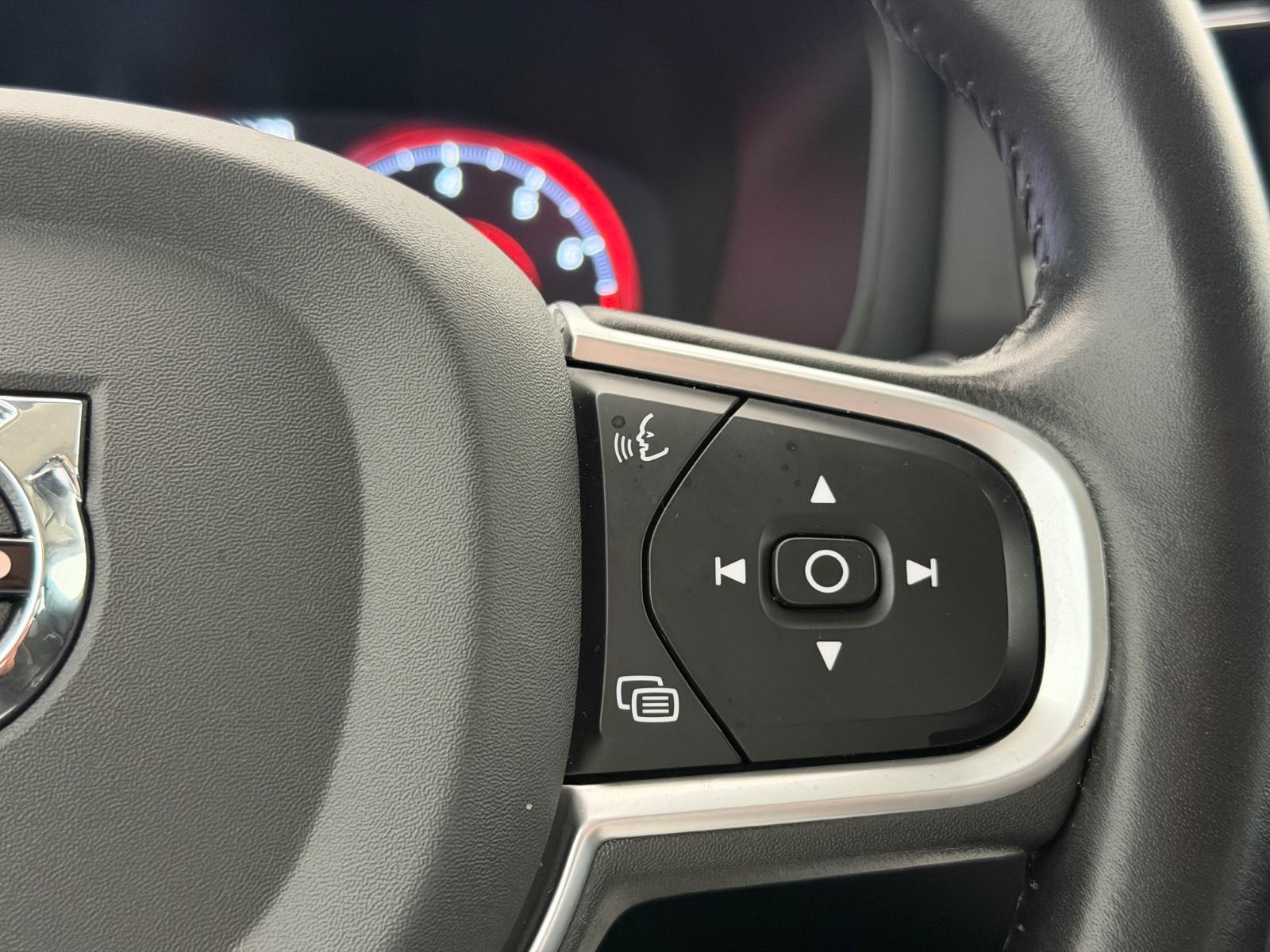 Volvo V60 Kombi*MOMENTUM PRO*LED-R.KAM-TEMPO-SPUR-SHZ