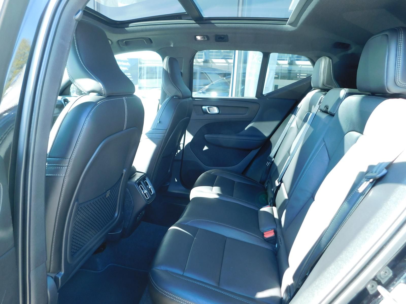 Fahrzeugabbildung Volvo XC40 B5 AWD R-Design