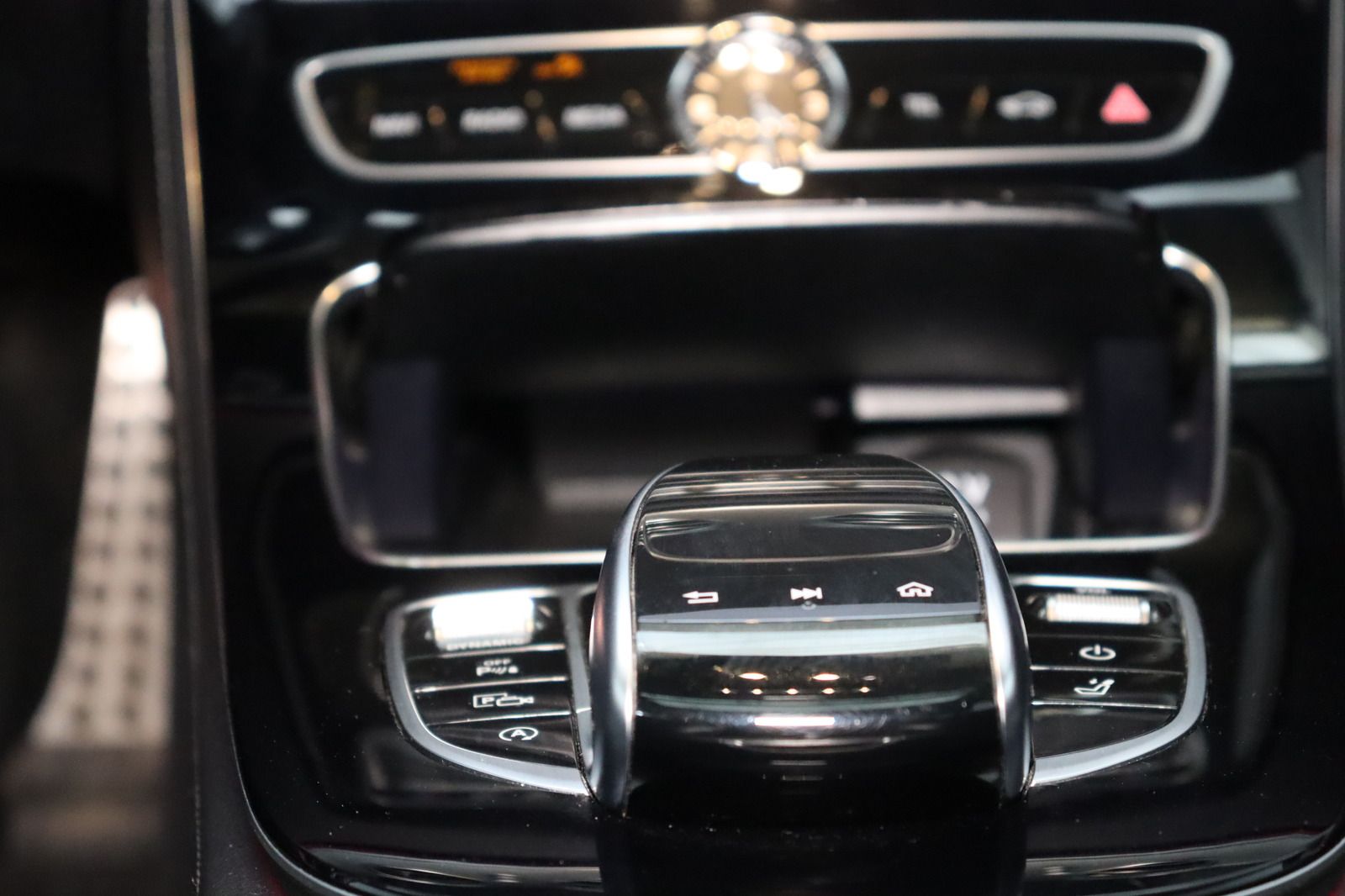 Fahrzeugabbildung Mercedes-Benz E 200 T 4Matic * Schiebedach * Navi * AMG line
