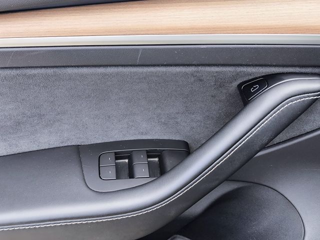 Fahrzeugabbildung Tesla Model 3 PERFORM AWD PANO+NAVI+STDHZ+LED+SHZ+KAM+