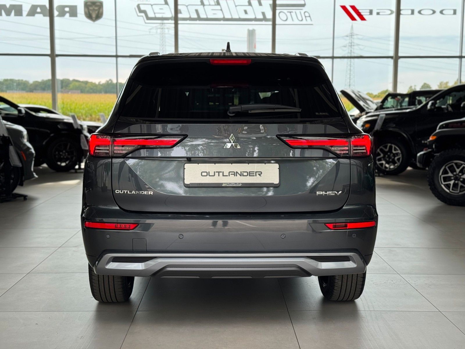 Fahrzeugabbildung Mitsubishi Outlander 2.4PLUG-IN HYBRID 4WD TOP Luxury-Paket