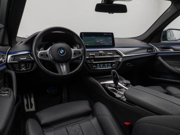 Fahrzeugabbildung BMW 520d M Sport Kamera DAB HiFi M Sportfahrwerk LED