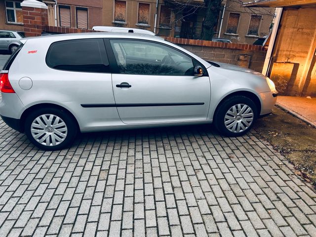 Volkswagen Golf 5  zum verkaufen..Reifen neu ..Batter...