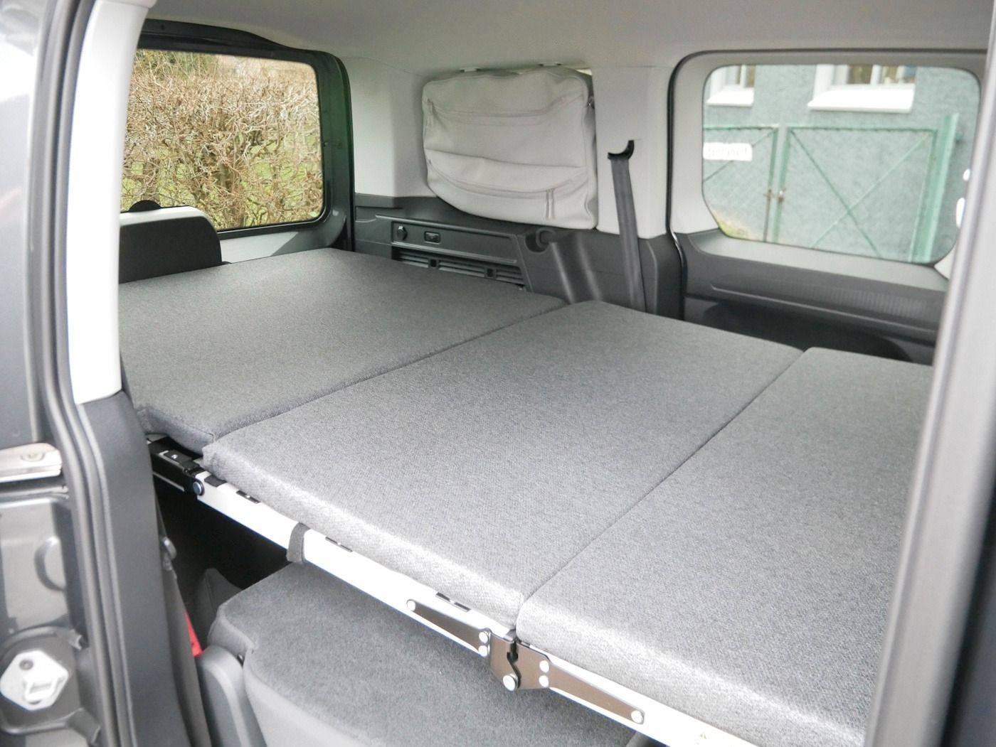 Fahrzeugabbildung Volkswagen Caddy California 2.0 TDI Camper AHK DSG SHZ LED