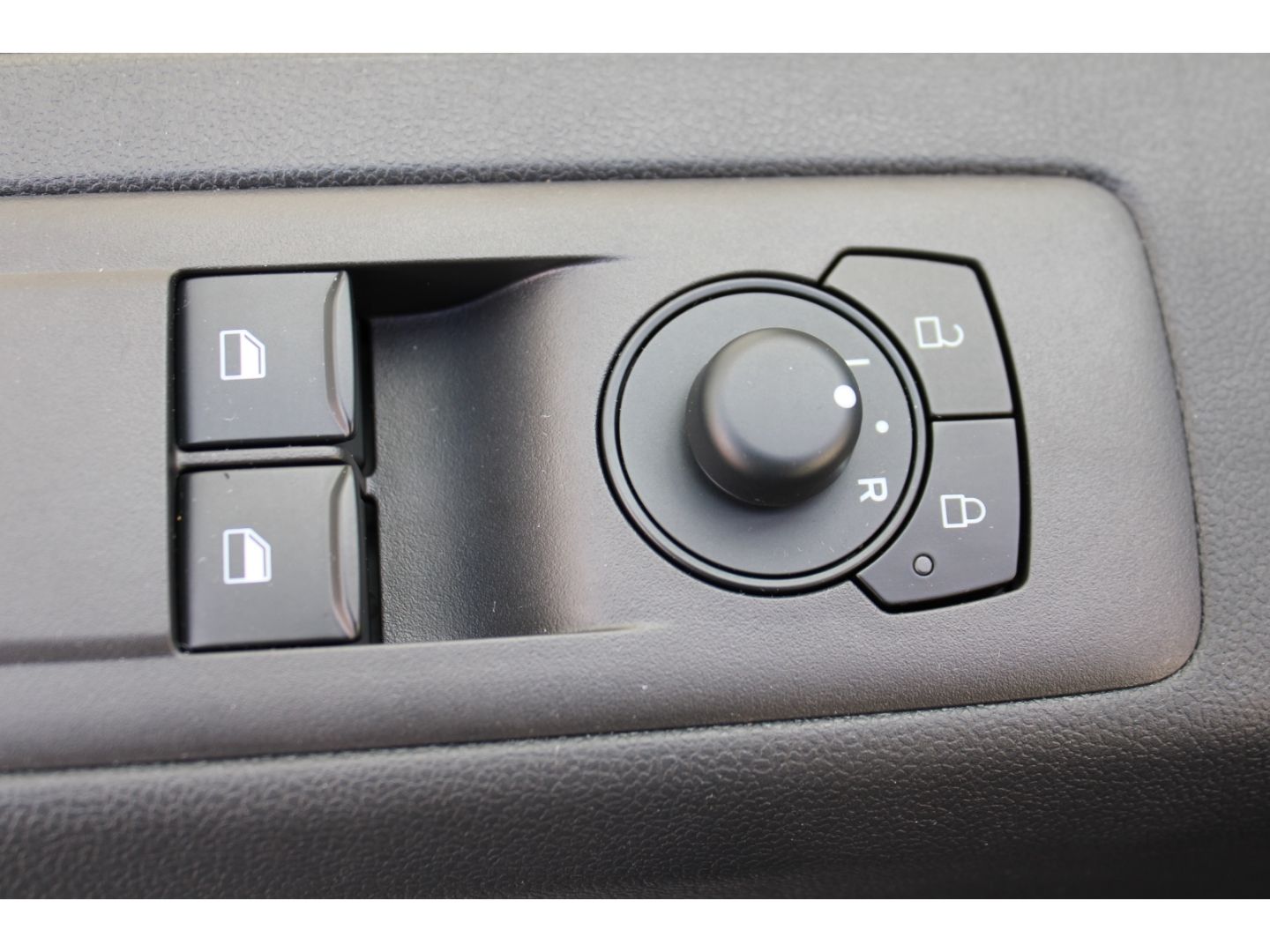 Fahrzeugabbildung Ford Transit Custom 320 L1 Trend LED GRA PDC RFK AHK