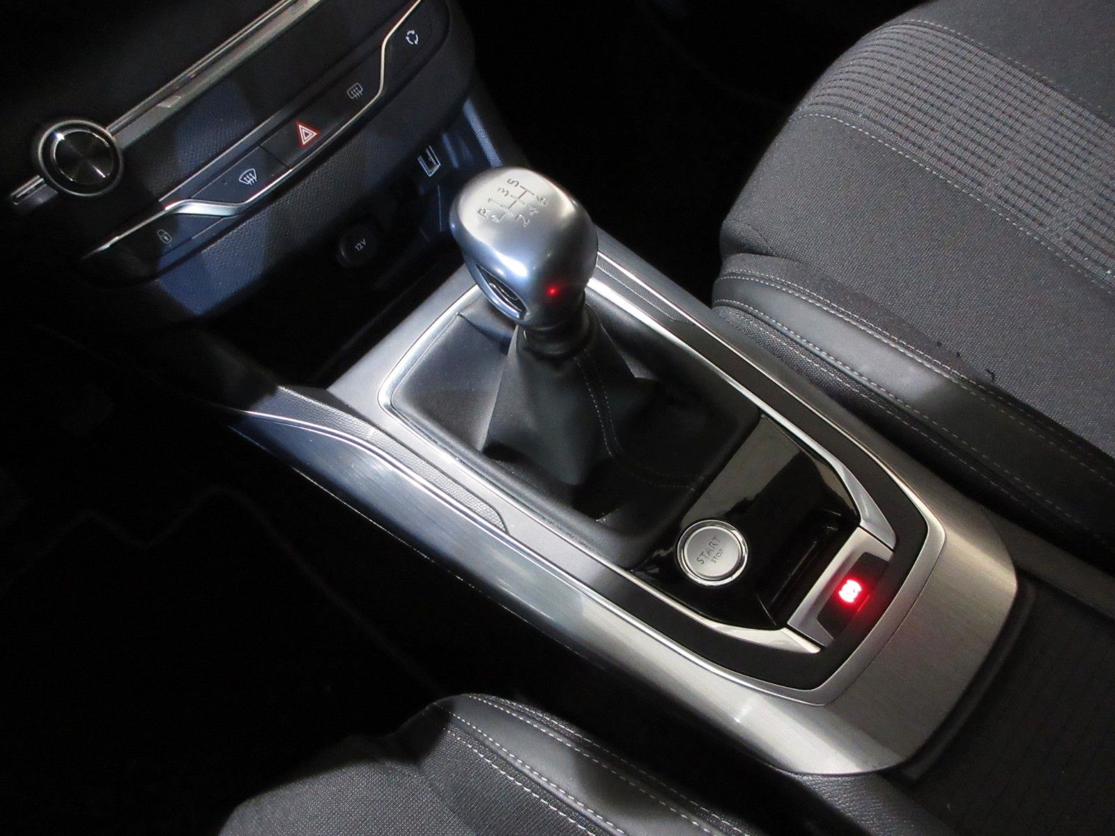 Fahrzeugabbildung Peugeot 308 SW Allure 1.2T LED/NAVI/PDC/R´CAM/BLIS