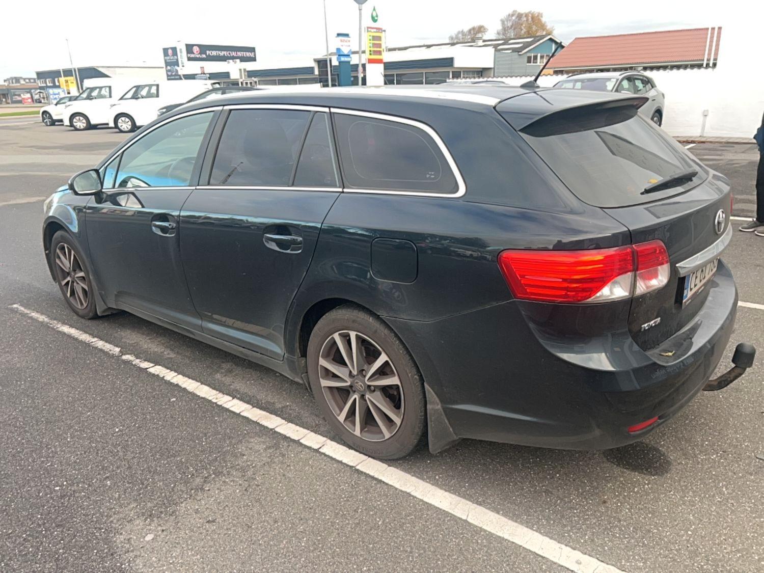 Toyota Avensis 2012 — interior