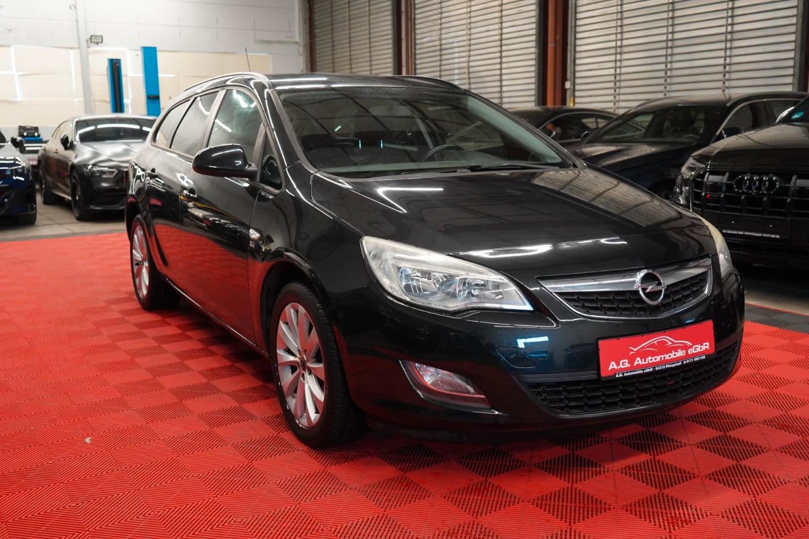 Opel Astra 2012 — interior