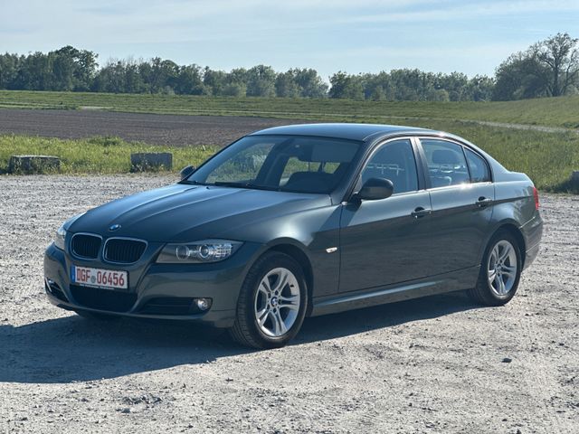 BMW 318i  Rentnerfahrzeug  Xenon  Pdc  Shz  Tempomat