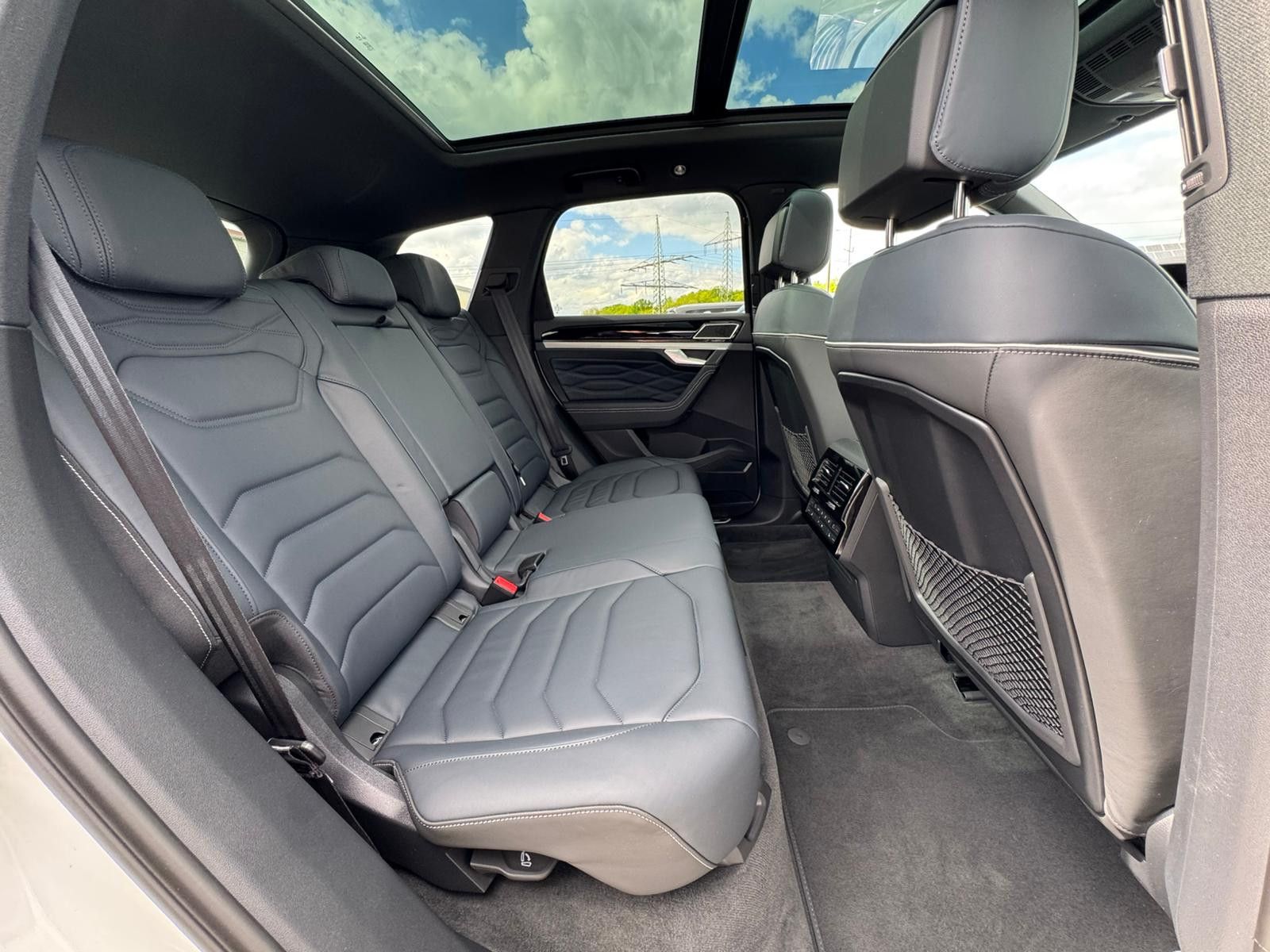Fahrzeugabbildung Volkswagen Touareg 3.0TDI 4M R-Line VOLL Black 22" UPE 114T