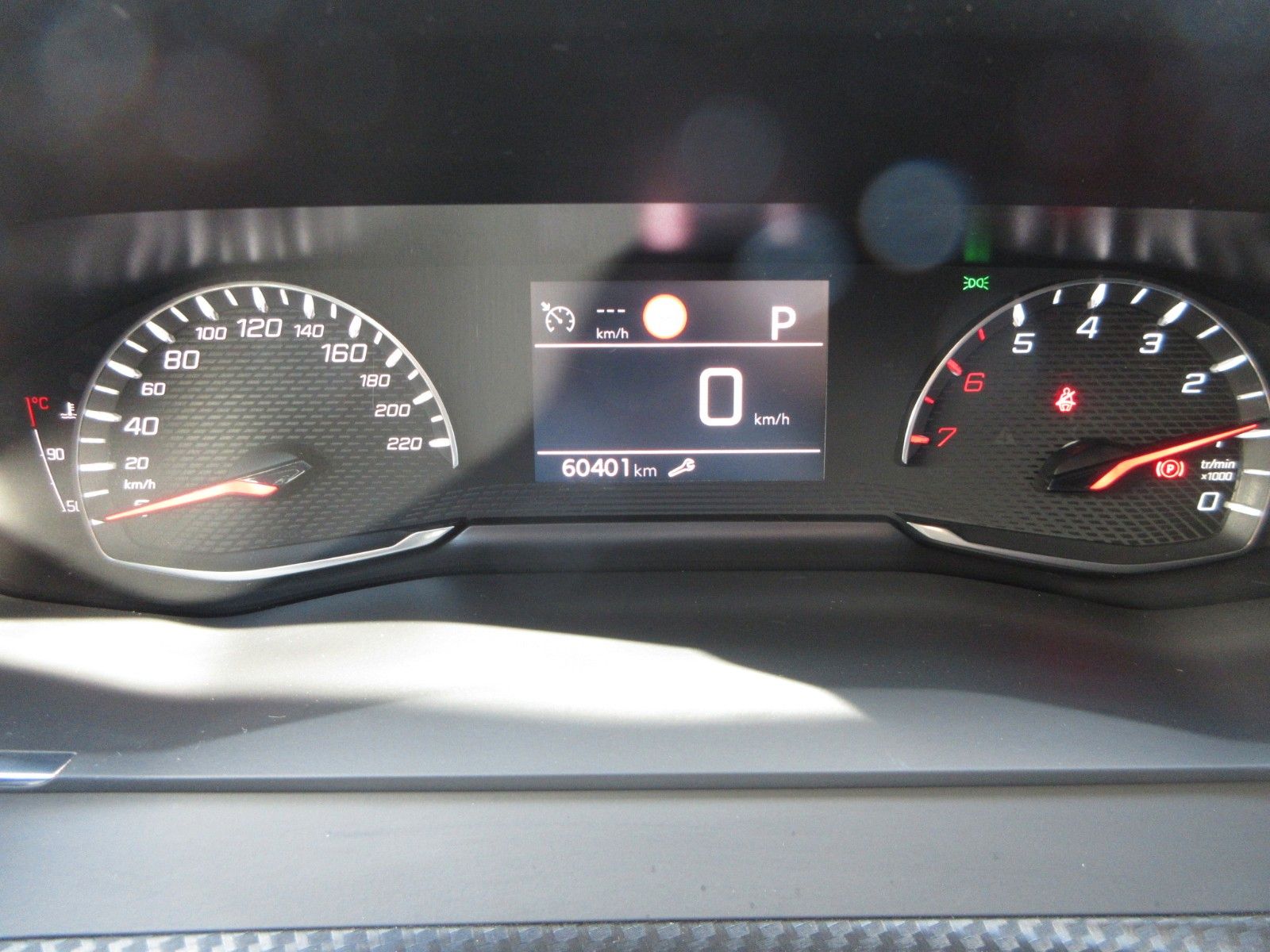 Fahrzeugabbildung Peugeot 2008 Allure 1.2T LED/NAVI/PDC/R´CAM/ALU