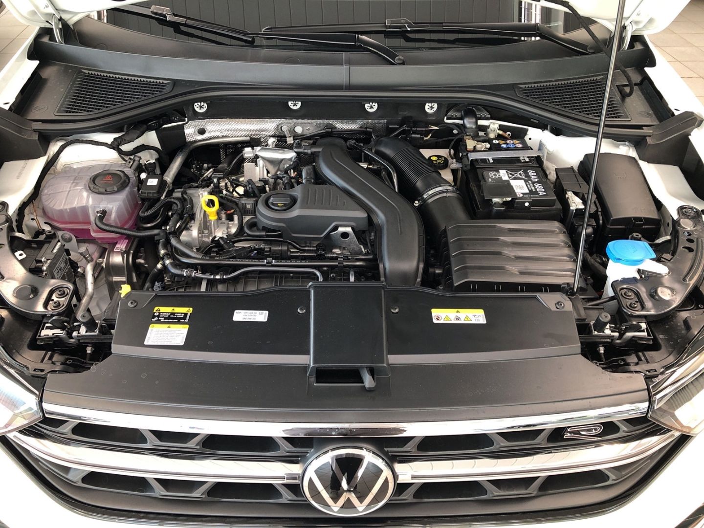Fahrzeugabbildung Volkswagen T-Roc Cabriolet R-Line 1.5 TSI DSG Sportpaket AH