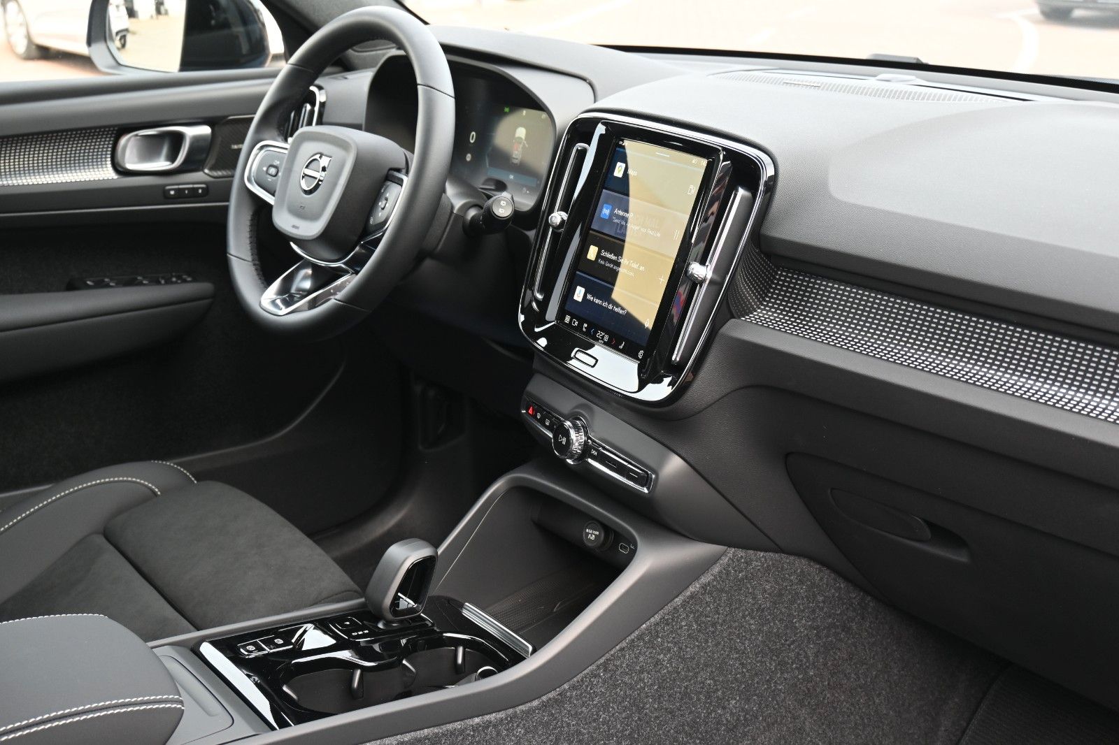 Fahrzeugabbildung Volvo XC40 B4 Black Ultra Dark*FSHZG*PANO*360°*ACC*AHK