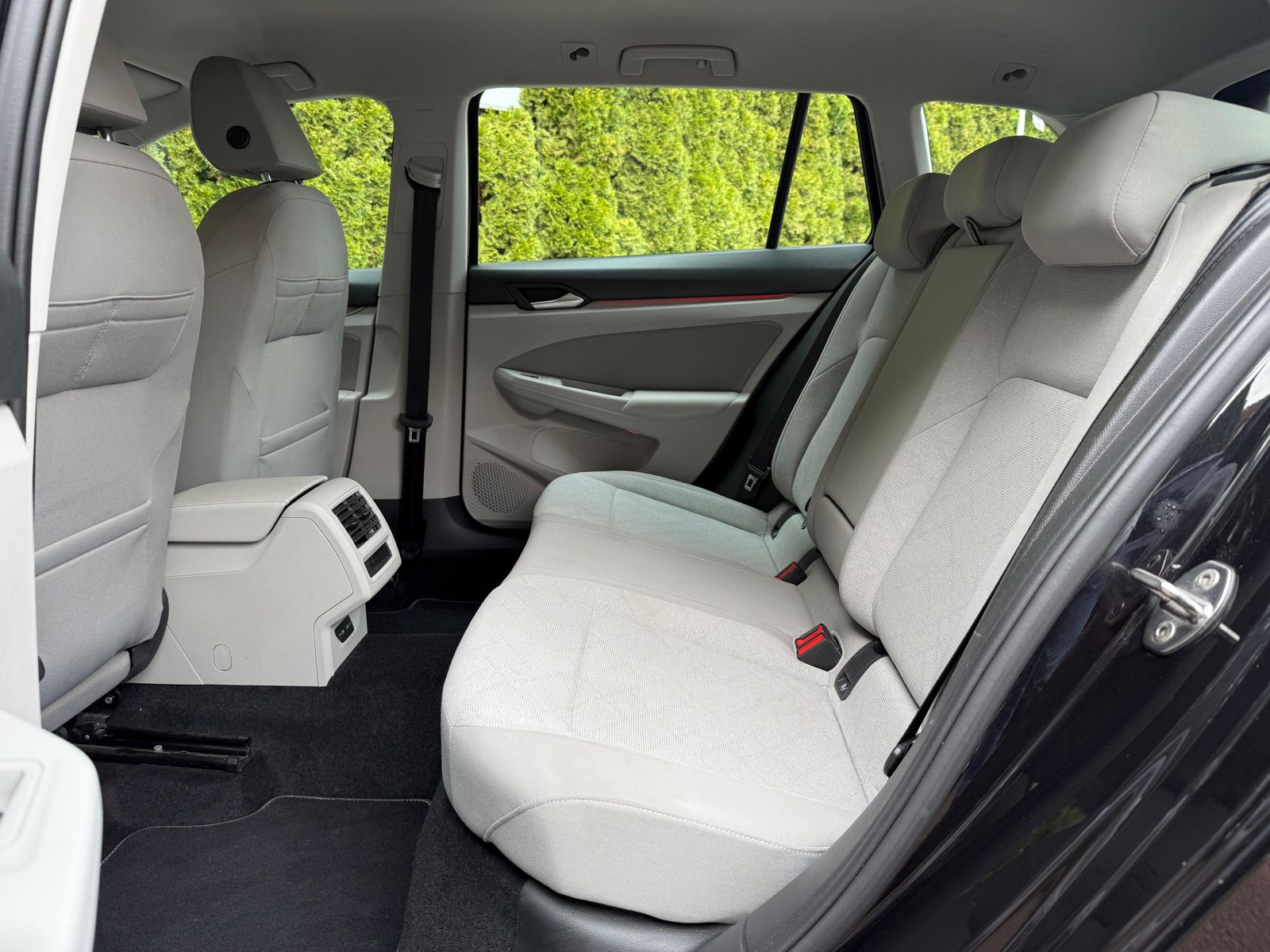 Fahrzeugabbildung Volkswagen Golf 2.0 TDI Life LED+NAVI+SHZ+AMBI+ACC+CARPLAY