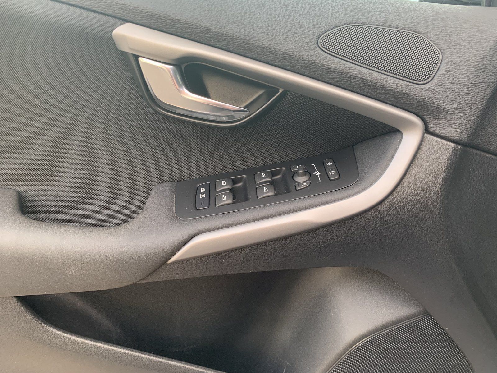 Fahrzeugabbildung Volvo V 40 T2 2.0 Momentum (EURO 6d-TEMP)