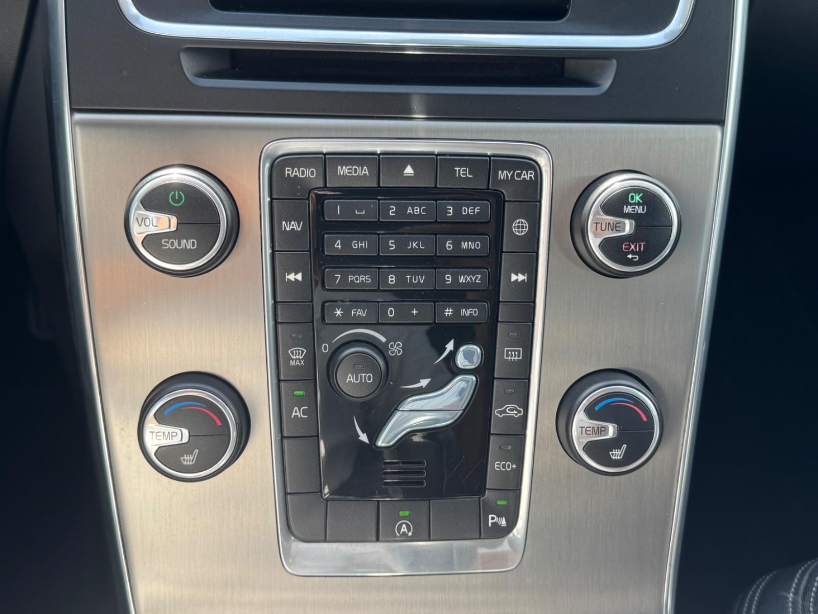 Volvo V60 2015 — photo 18