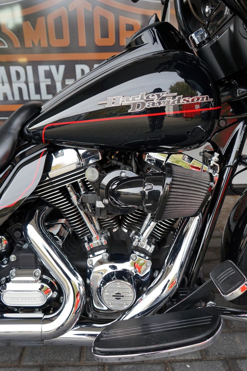 Fahrzeugabbildung Harley-Davidson Street Glide Bagger FLHX mit viel Zubehör